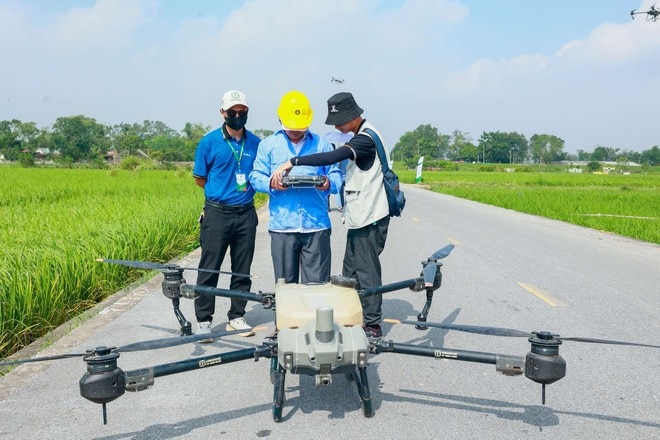 Các học viên tham gia thực hành điểu khiển thiết bị máy bay không người lái.