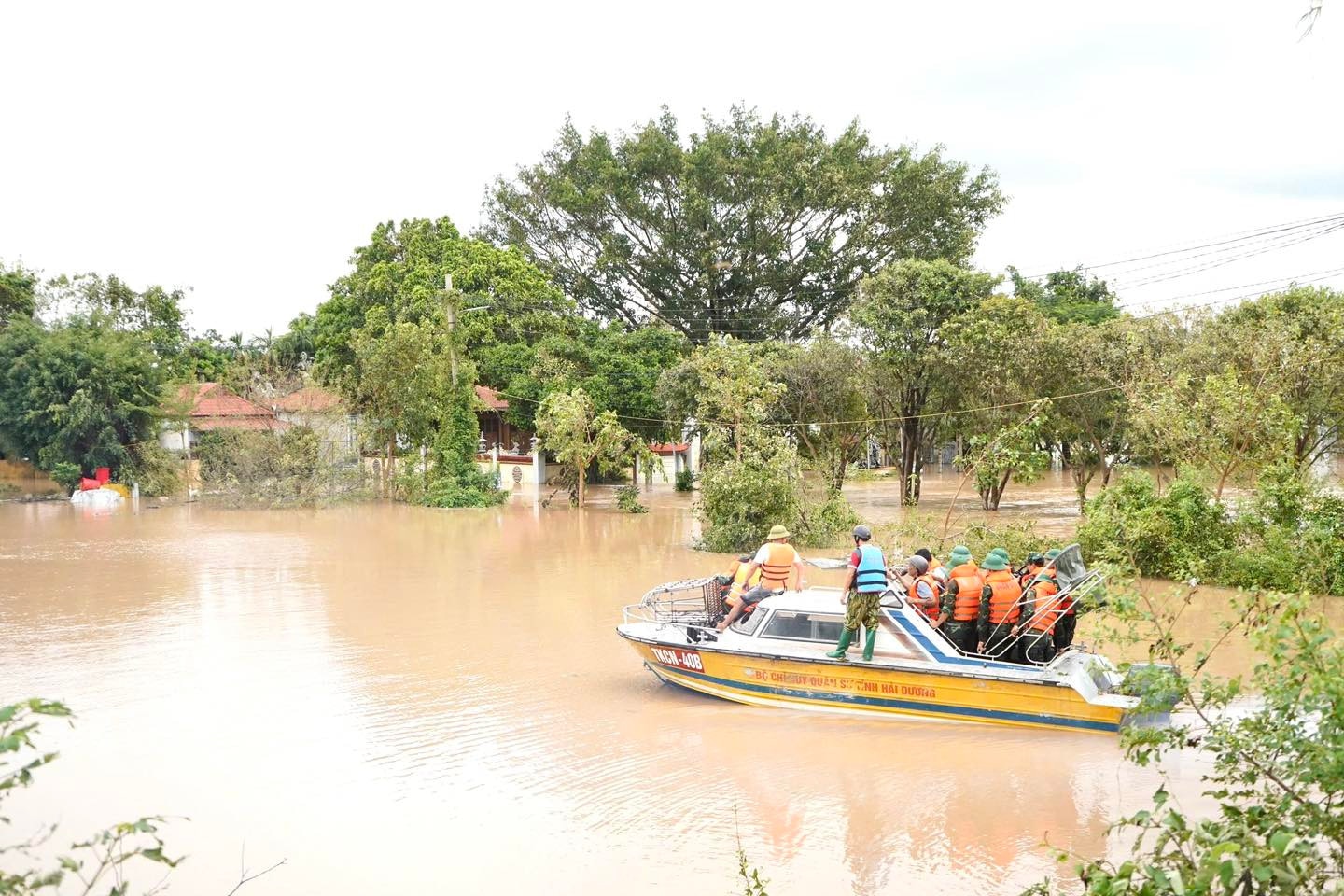 Nhiều sông ở Hải Dương lên mức báo động 3, cấm các phương tiện đi trên đê- Ảnh 1.