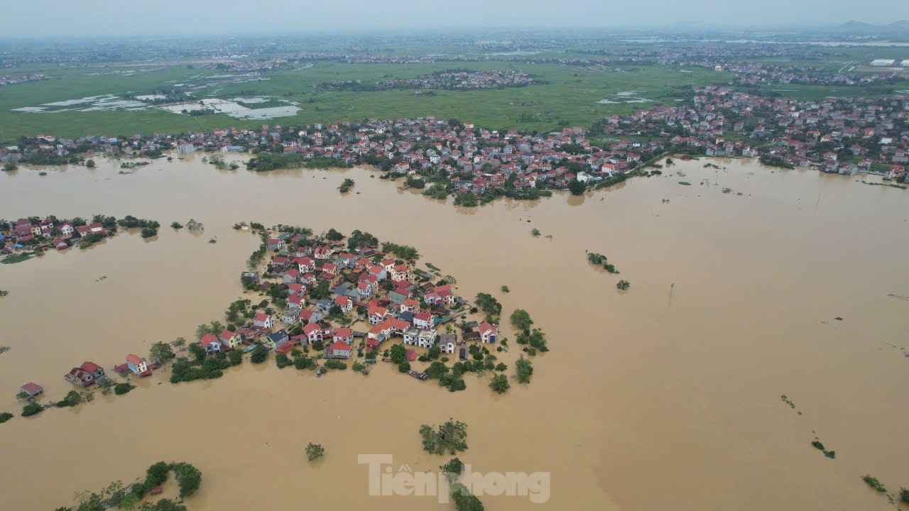 Nước ngập tới mái nhà, cả làng biến thành 'ốc đảo' ảnh 1