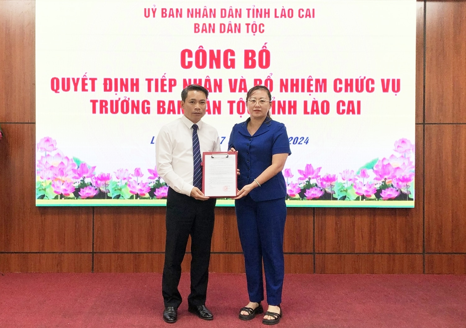 Phó Chủ tịch UBND tỉnh Lào Cai Giàng Thị Dung trao Quyết định bổ nhiệm Trưởng Ban Dân tộc cho ông Nguyễn Xuân Nhẫn