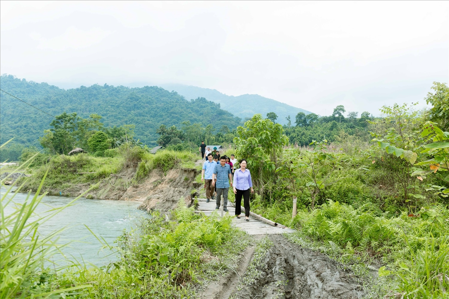 Thứ trưởng, Phó Chủ nhiệm UBDT Nông Thị Hà; Phó Chủ tịch Thường trực UBND tỉnh Hà Giang Hoàng Gia Long cùng Đoàn công tác tham gia Điều tra, thu thập thông tin về thực trạng kinh tế - xã hội 53 DTTS năm 2024 tại tỉnh Hà Giang trong Lễ ra quân ngày 1/7/2024.