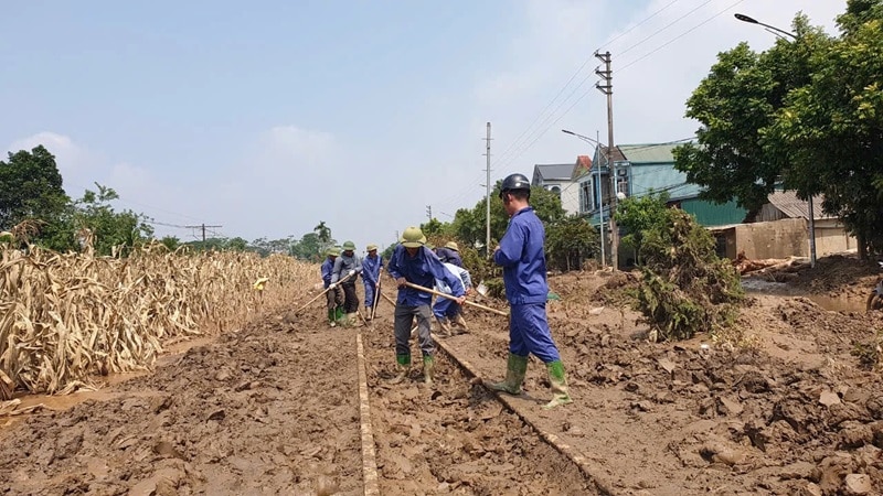 Công nhân tập trung khắc phục điểm đường sắt ngập lụt tại Km162 tuyến đường sắt Yên Viên - Lào Cai ẢNH: BỘ GTVT.