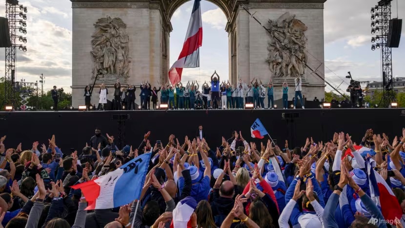 phap dieu hanh tam biet olympic va paralympic tai dai lo champs elysees hinh 1