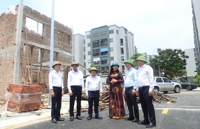 Chủ tịch Ủy ban MTTQ Việt Nam TP Hà Nội Nguyễn Lan Hương giám sát công trình khu tái định cư phục vụ GPMB dự án Vành đai 4- Vùng Thủ đô tại thôn Nội Đồng, xã Đại Thịnh, huyện Mê Linh.