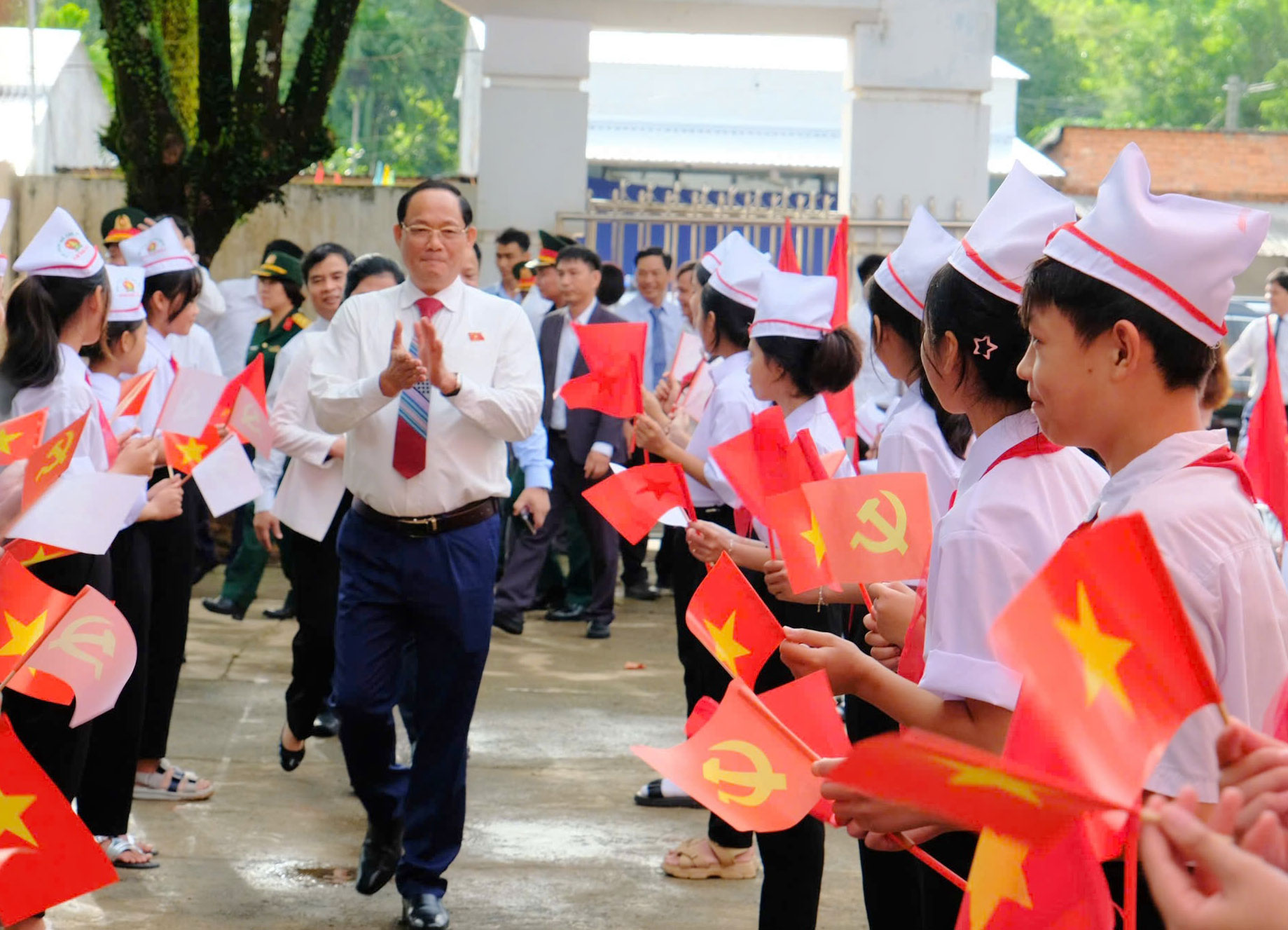 Phó Chủ tịch Quốc hội, Thượng tướng Trần Quang Phương dự lễ khai giảng năm học mới tại Trường THCS Ba Vì, Quảng Ngãi -0