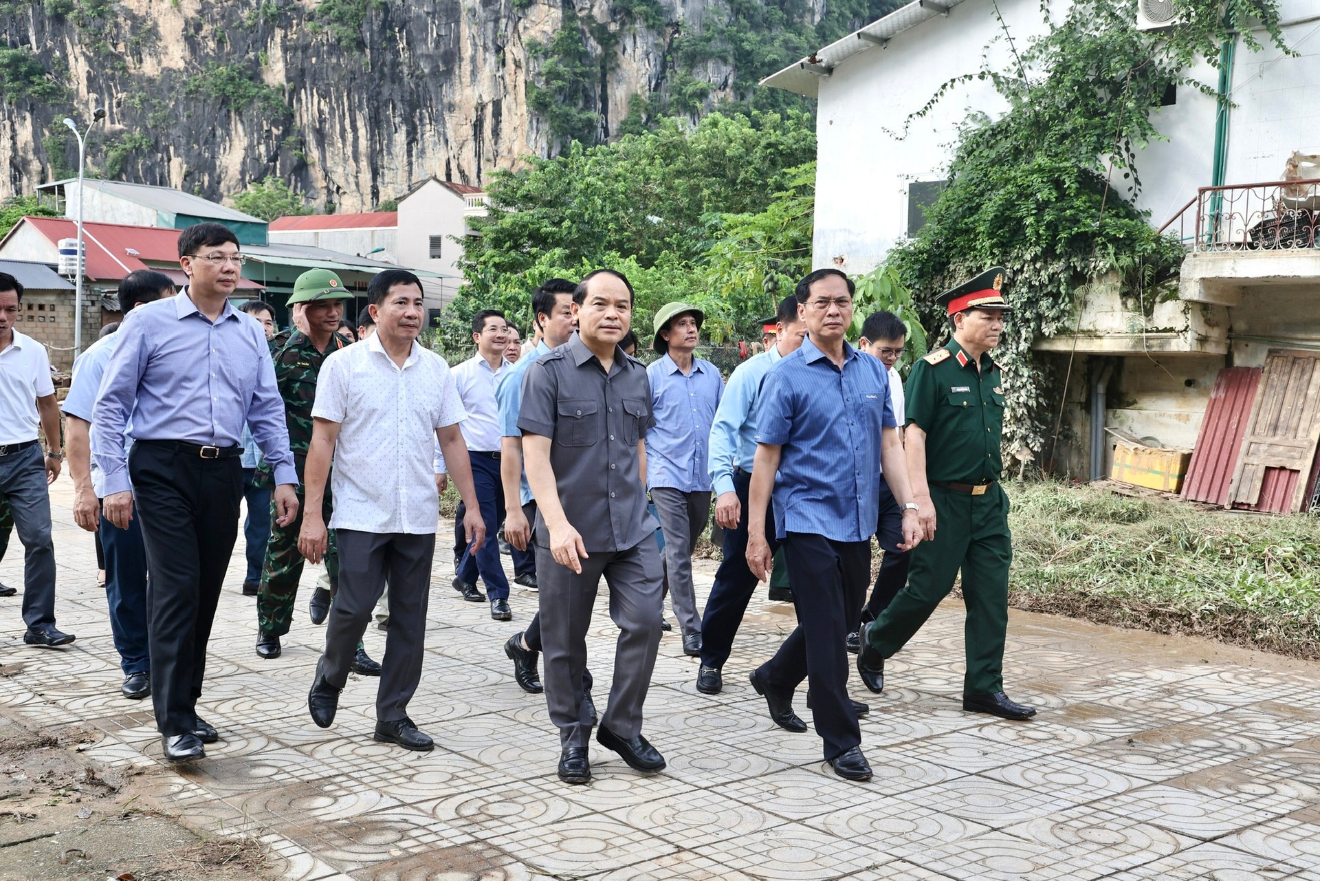 Phó Thủ tướng Bùi Thanh Sơn thị sát công tác ứng phó mưa lũ, thăm bà con tại 2 huyện bị ngập lụt tại Lạng Sơn- Ảnh 1.