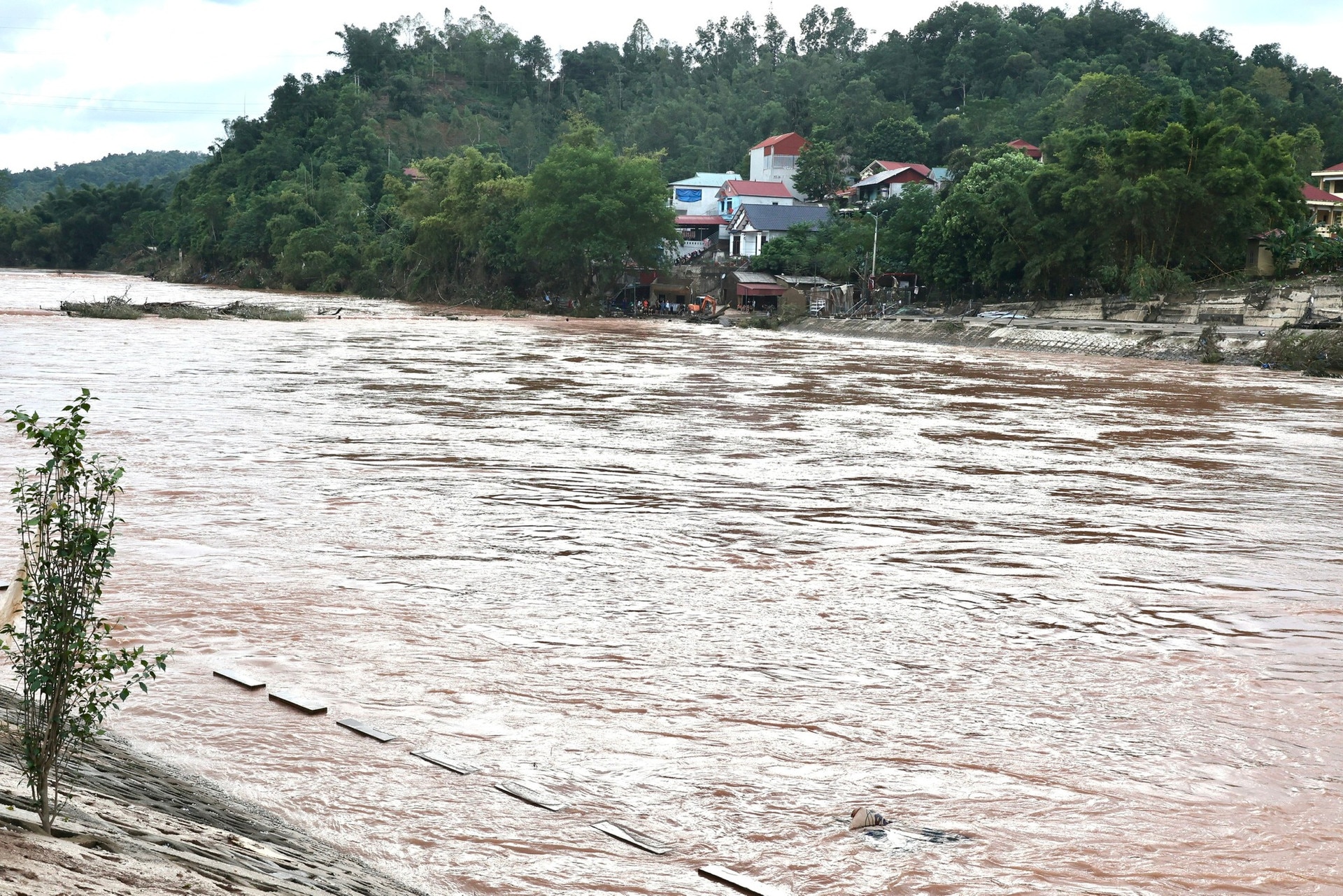 Phó Thủ tướng Bùi Thanh Sơn thị sát công tác ứng phó mưa lũ, thăm bà con tại 2 huyện bị ngập lụt tại Lạng Sơn- Ảnh 3.