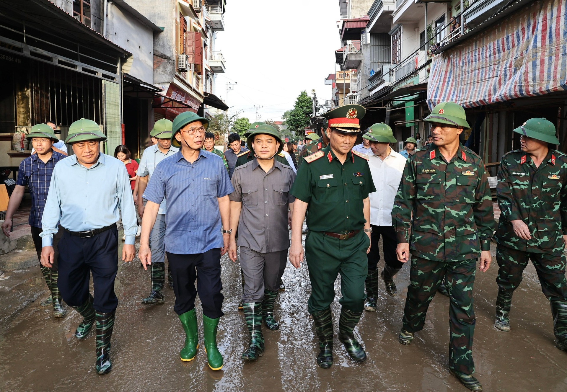 Phó Thủ tướng Bùi Thanh Sơn thị sát công tác ứng phó mưa lũ, thăm bà con tại 2 huyện bị ngập lụt tại Lạng Sơn- Ảnh 7.