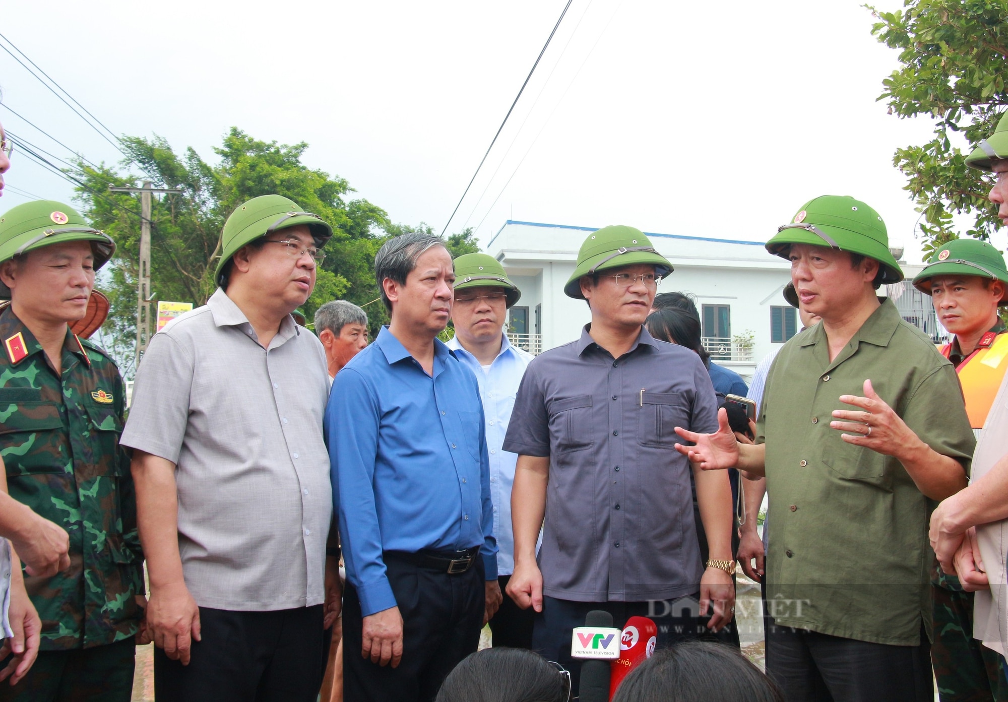 Phó Phủ tướng Trần Hồng Hà kiểm tra công tác ứng phó mưa lũ tại Nam Định - Ảnh 1.