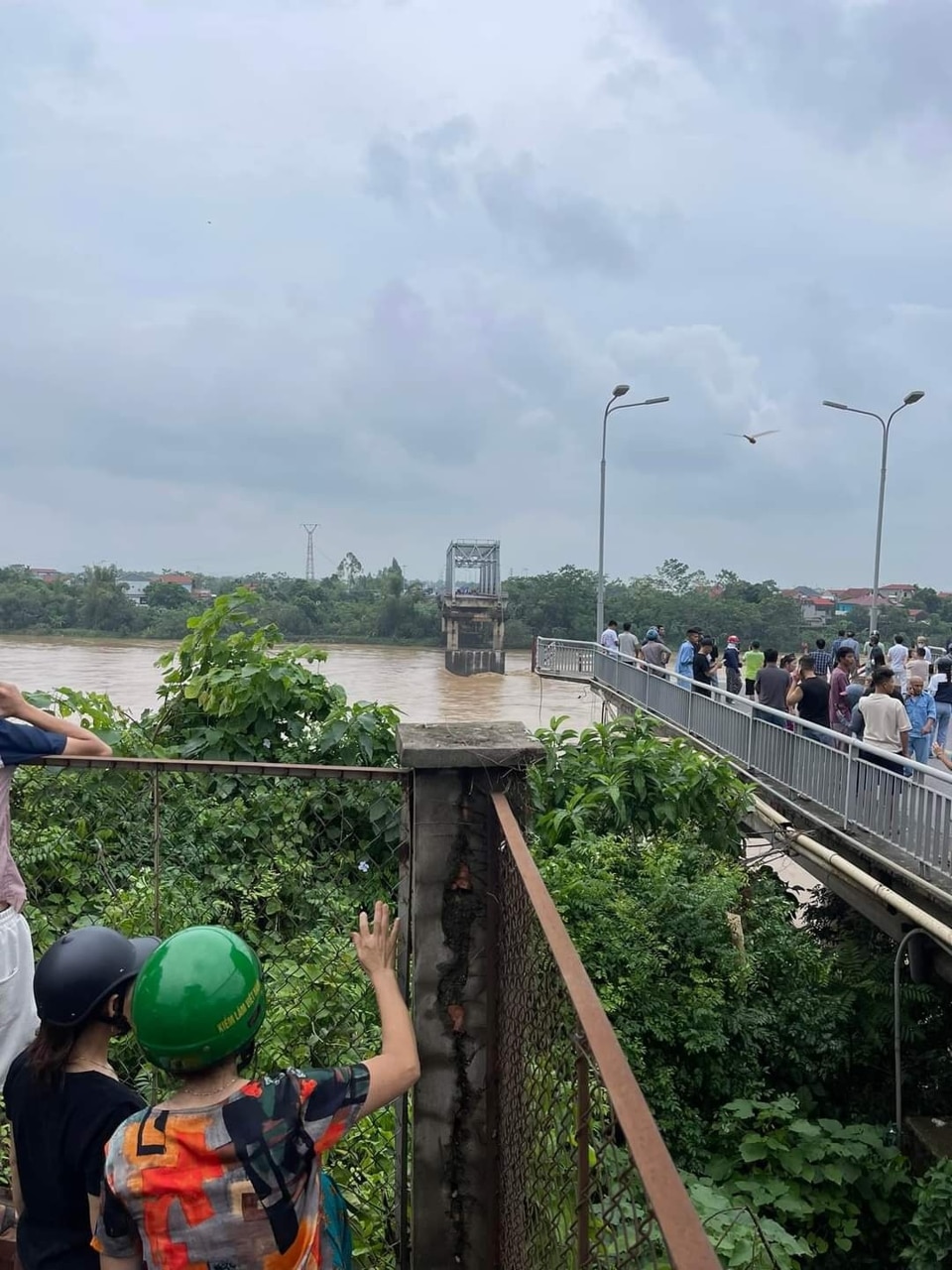 Cây cầu bất ngờ bị sập chưa rõ nguyên nhân.