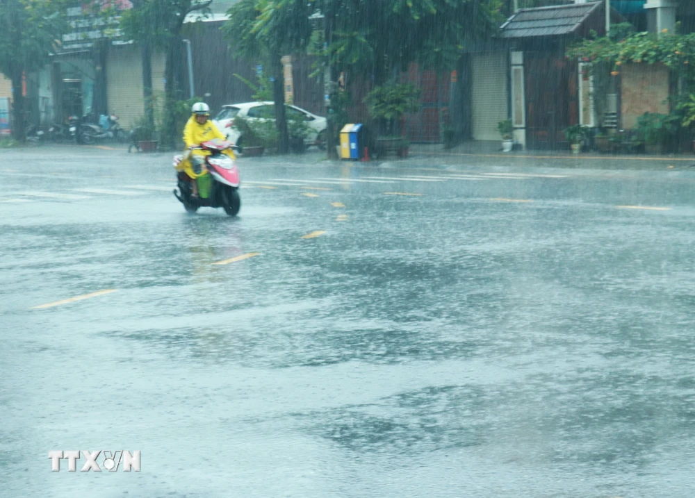 Mưa lớn ở thành phố Đông Hà (Quảng Trị) vào sáng 19/9. (Ảnh: Nguyên Lý/TTXVN)