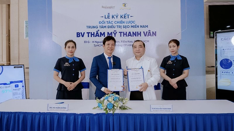 Ông Mai Xuân Dưỡng (vest xanh) – CEO Rejuvaskin Việt Nam & TS.BS Nguyễn Thanh Minh – PGĐ Bệnh viện Thẩm mỹ Thanh Vân tại buổi lễ ký kết đối tác chiến lược.