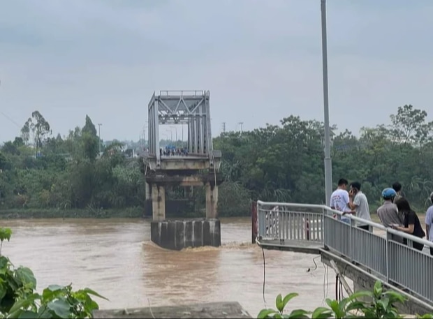 Sập cầu Phong Châu ở Phú Thọ, đứt gãy hai nhịp- Ảnh 1.