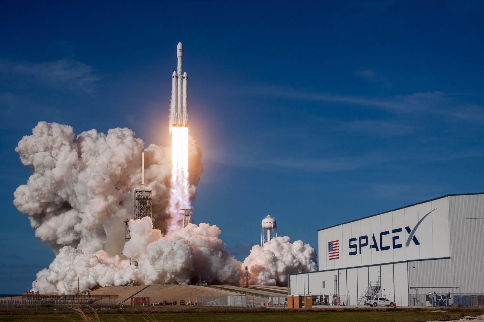 SpaceX của Elon Musk bị cảnh báo “ăn” phạt 15 tỷ đồng vì phóng vệ tinh không phép- Ảnh 1.