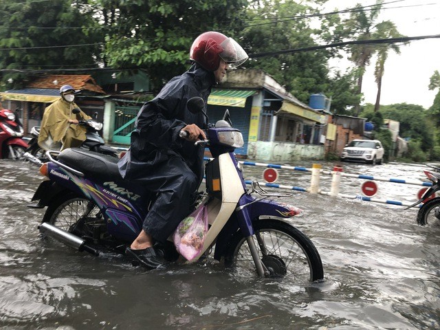 Áp thấp nhiệt đới có thể mạnh lên thành bão: TPHCM ra công văn khẩn ảnh 1