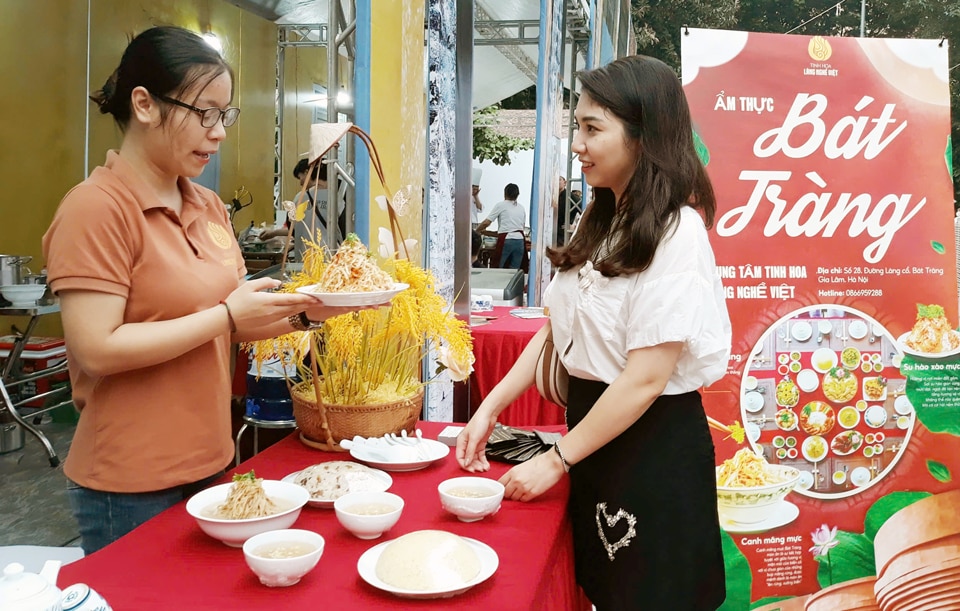 Khách du lịch thưởng thức đặc sản ẩm thực Hà Nội tại Festival Thu Hà Nội 2023. Ảnh: Hoài Nam