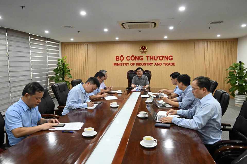 Bộ trưởng Bộ Công Thương Nguyễn Hồng Diên chủ trì cuộc họp.