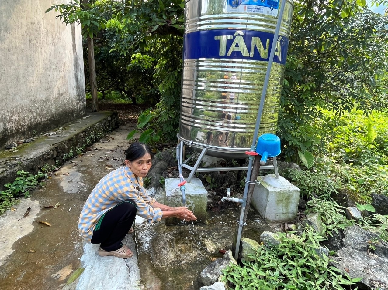  Bà Hoàng Thị Ích, người dân tộc Nùng (xóm Mỏ Gà, xã Phú Thượng, huyện Võ Nhai, tỉnh Thái Nguyên) sử dụng téc nước của mình, được hỗ trợ từ Chương trình MTQG phát triển kinh tế-xã hội vùng đồng bào DTTS và miền núi.