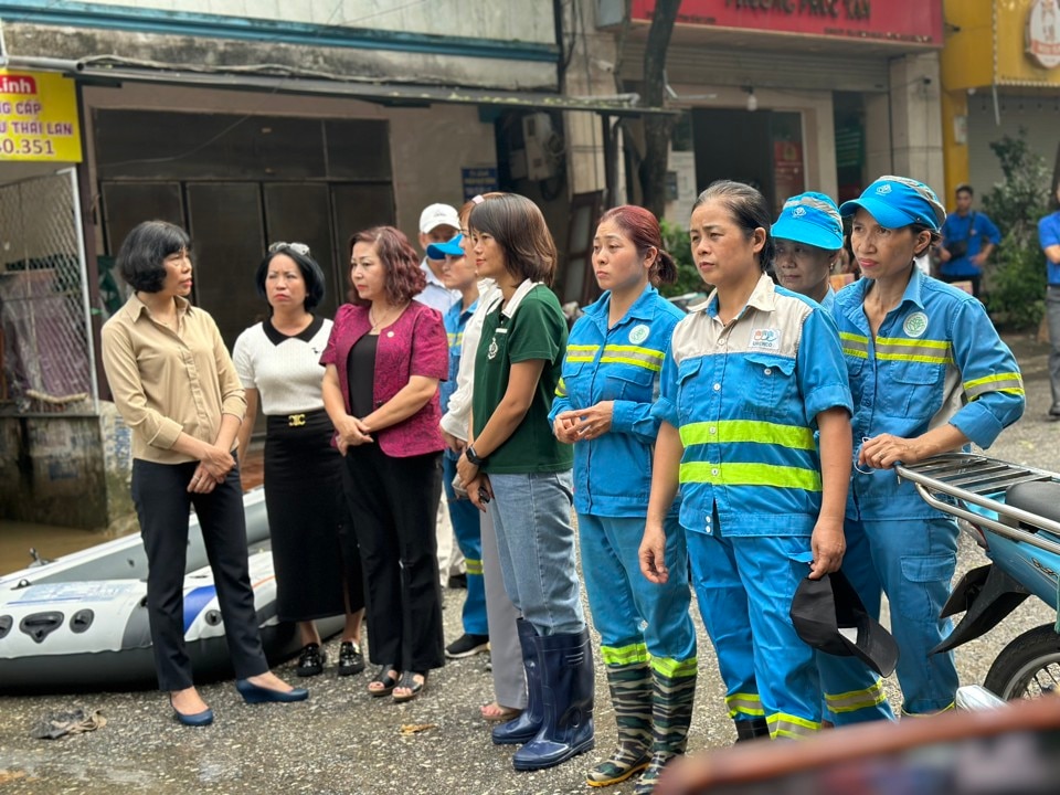  Phó Chủ tịch Hội Liên hiệp phụ nữ TP Hà Nội Lê Thị Thiên Hương động viên nữ công nhân môi trường đang làm việc tại phố Bảo Linh (phường Phúc Tân, quận Hoàn Kiếm)