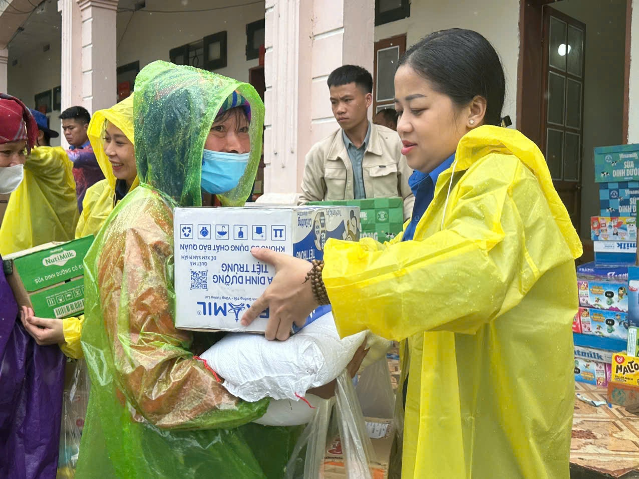 Thanh niên Cần Thơ vượt nghìn cây số tặng quà an sinh cho người dân Sơn La bị ảnh hưởng bởi bão Yagi - Ảnh 1.