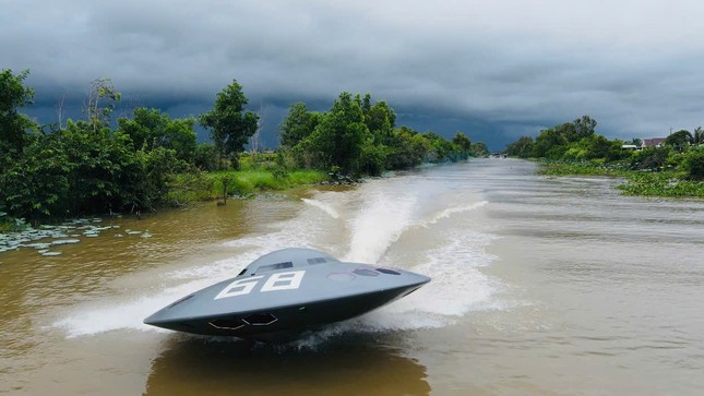 Thanh niên ở Kiên Giang tự chế 'đĩa bay' lướt trên nước ảnh 3