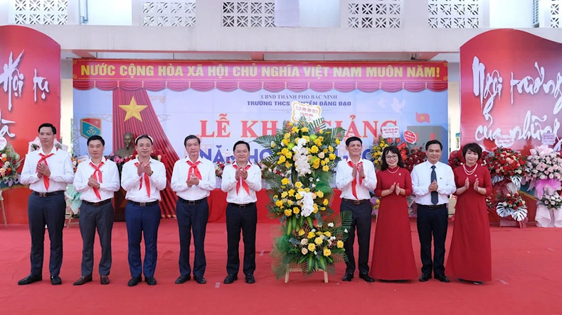 Thầy và trò Bắc Ninh rộn ràng, vững bước vào năm học mới ảnh 1