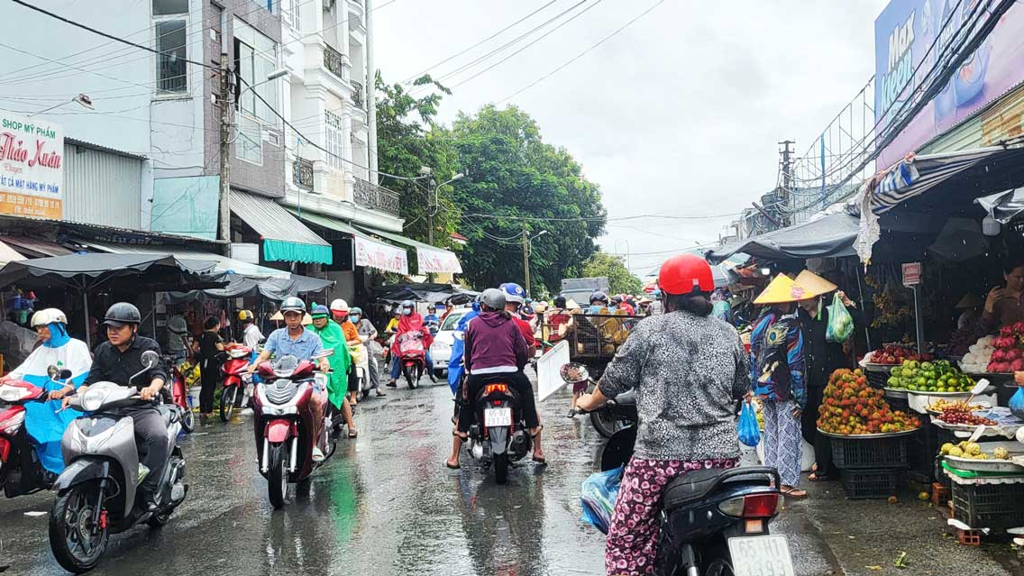 Trời mưa, không khí mua bán tại các chợ truyền thống vào dịp lễ 2.9 vẫn nhộn nhịp.