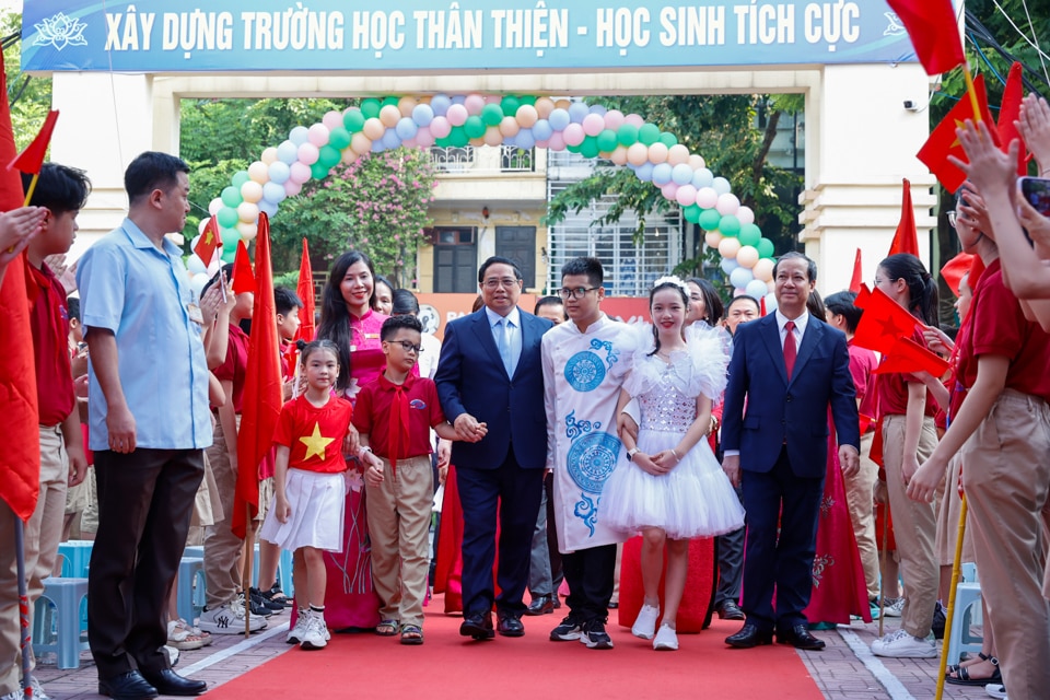 Thủ tướng Chính phủ Phạm Minh Chính dự lễ khai giảng, chung vui cùng các thầy, cô giáo, các em học sinh tại Trường Phổ thông cơ sở Nguyễn Đình Chiểu (quận Hai Bà Trưng, Hà Nội) - Ảnh: VGP/Nhật Bắc