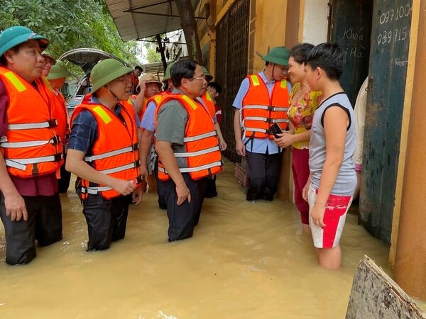 Thủ tướng về xã bị cô lập ở Bắc Giang, kiểm tra chống lũ