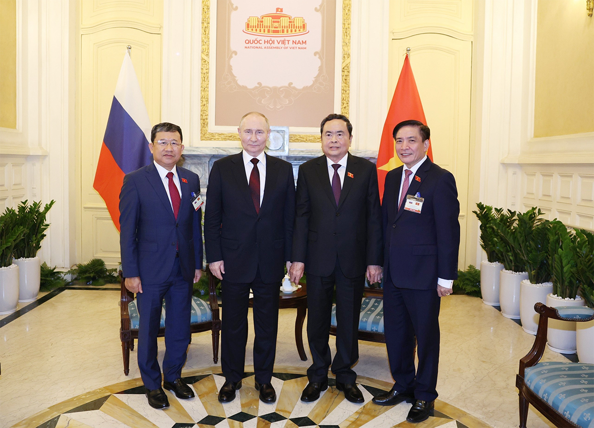 Chủ tịch Quốc hội Trần Thanh Mẫn và Tổng thống Liên bang Nga V. Putin chụp ảnh lưu niệm với các đại biểu tại cuộc hội kiến trong chuyến thăm cấp Nhà nước tới Việt Nam của Tổng thống V.Putin vào tháng 6.2024 Ảnh: Lâm Hiển