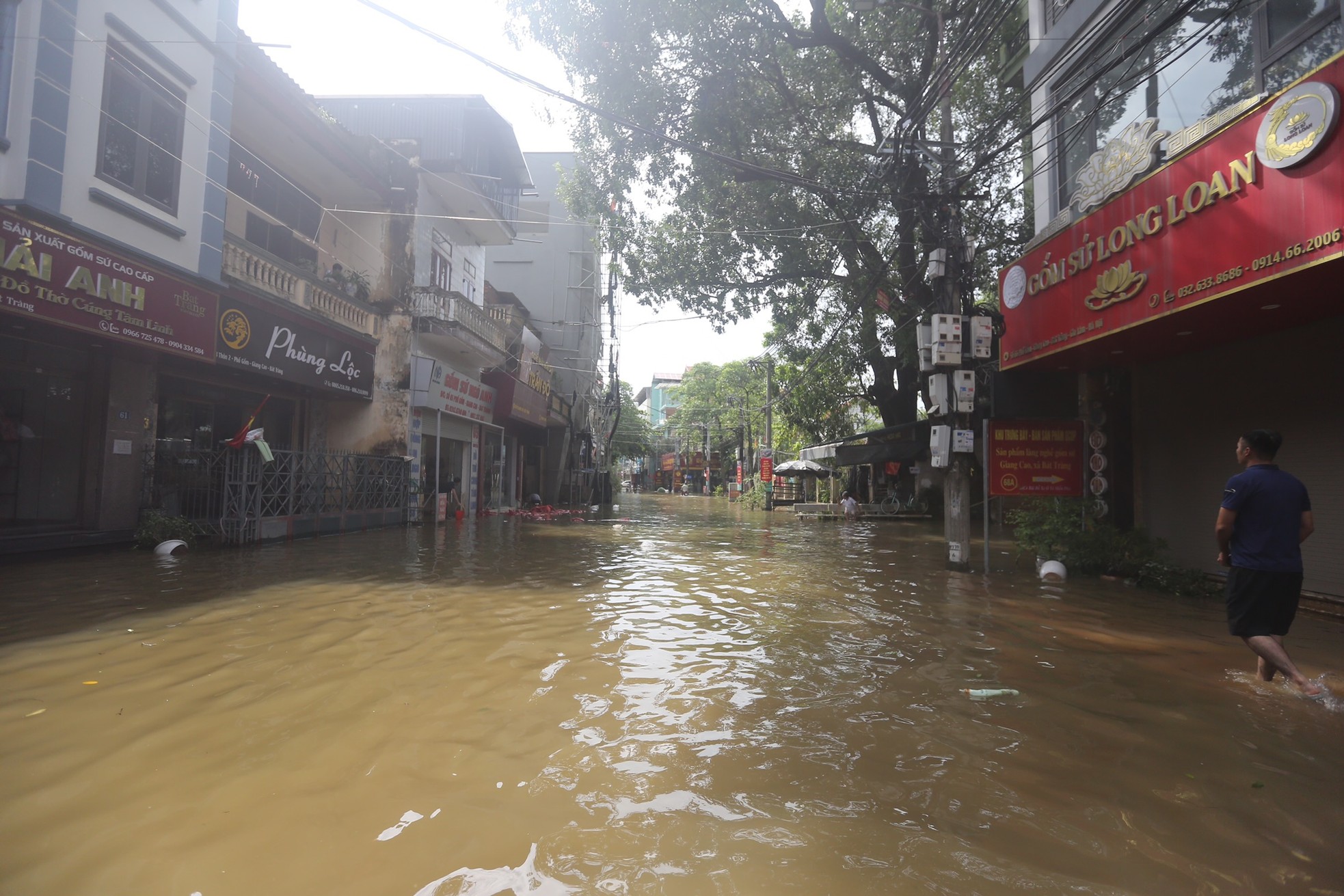 Tiểu thương làng gốm Bát Tràng thiệt hại nửa tỷ đồng sau trận ngập lụt ảnh 1