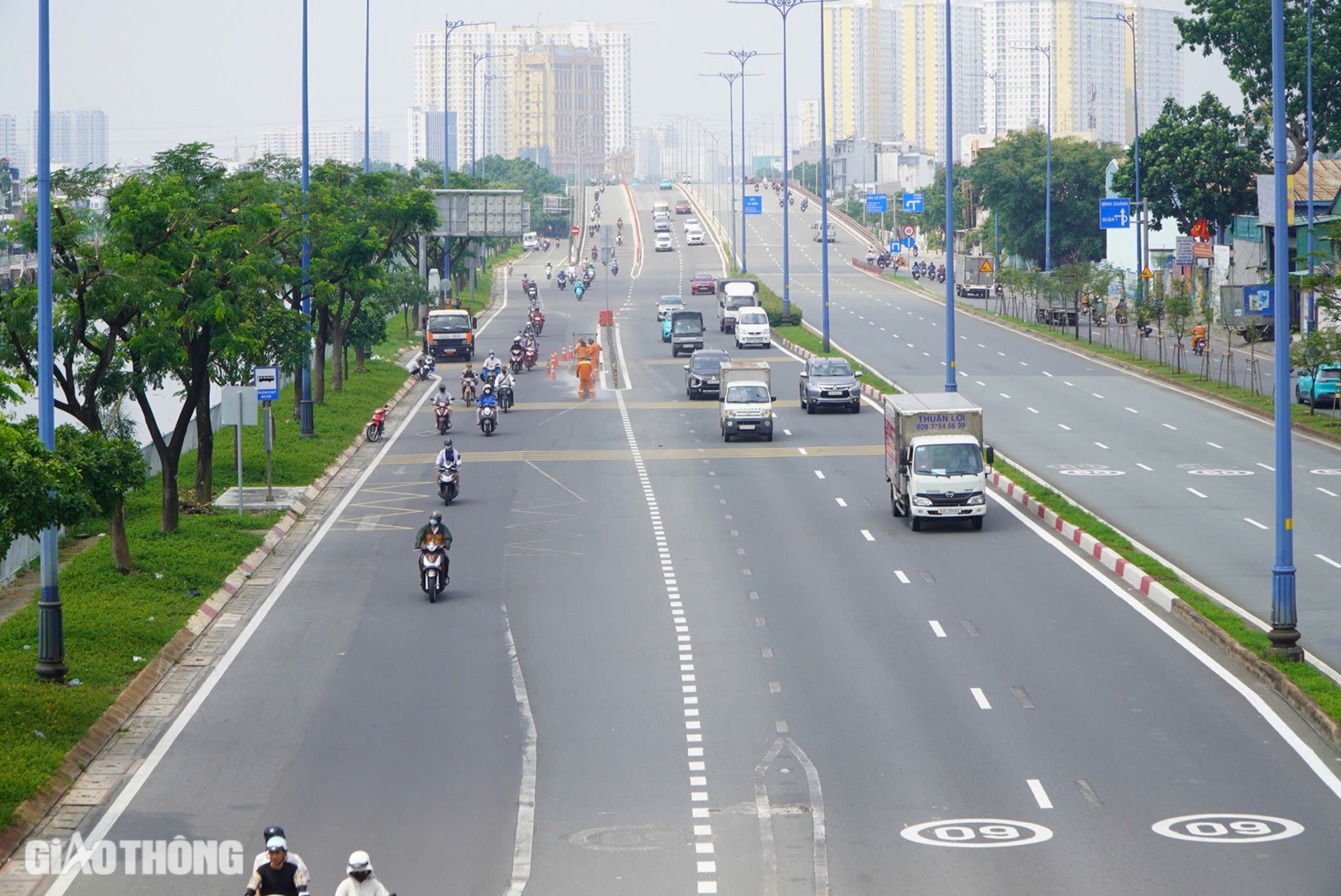 Toàn cảnh Đại lộ Võ Văn Kiệt sau 4 tháng thi công xoá bỏ dải phân cách làn xe máy- Ảnh 1.