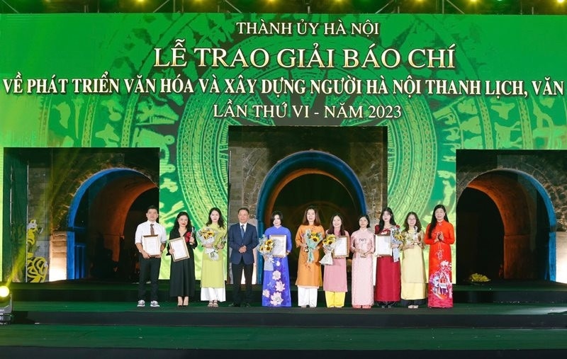 Lễ trao Giải báo chí về Phát triển văn hóa và xây dựng người Hà Nội thanh lịch, văn minh lần thứ VI - năm 2023.