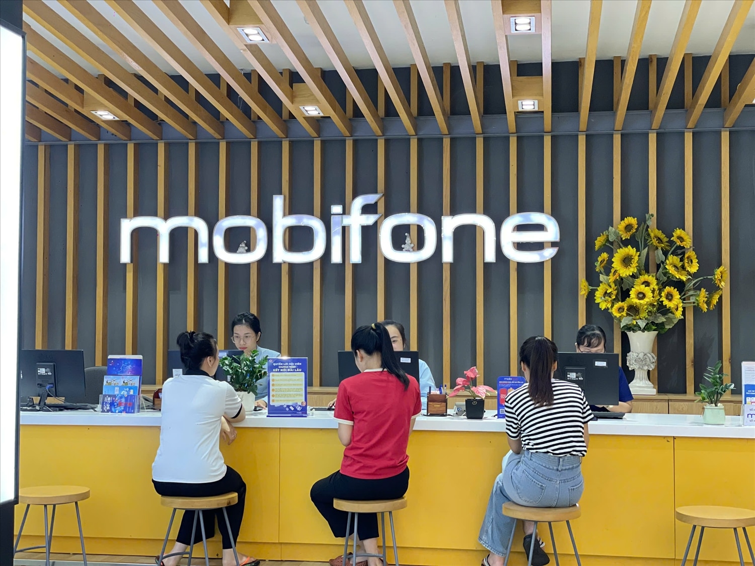 Khách hàng đang đăng ký dịch vụ tại một cửa hàng Mobifone trên địa bàn tỉnh Thái Nguyên