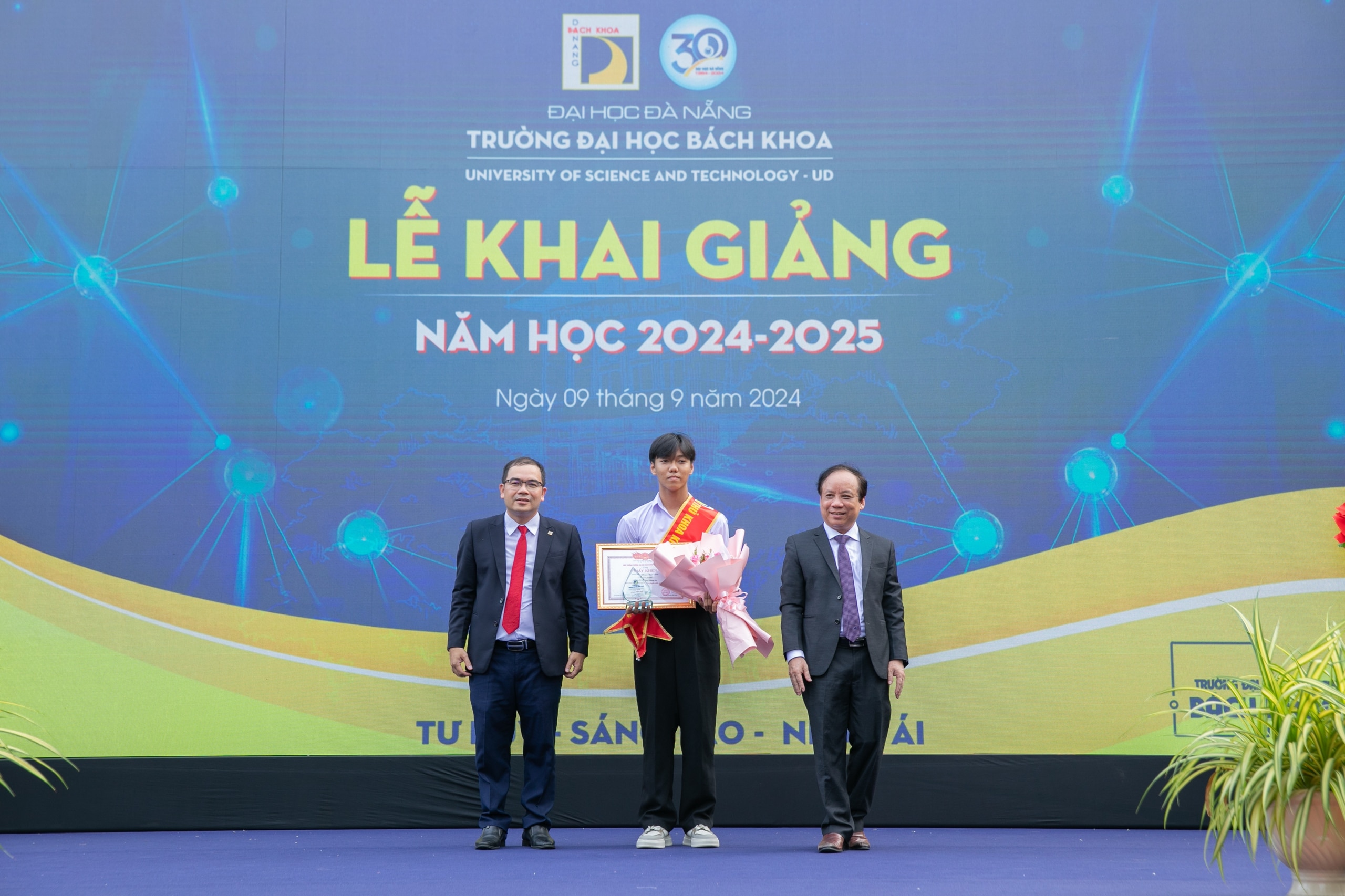 Đà Nẵng: Trao gần nửa tỉ đồng học bổng cho tân sinh viên xuất sắc- Ảnh 1.