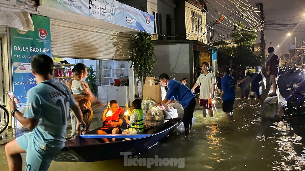 Trẻ em Hà Nội rước đèn đón Trung thu trên thuyền ở vùng ‘rốn lũ’ ảnh 1