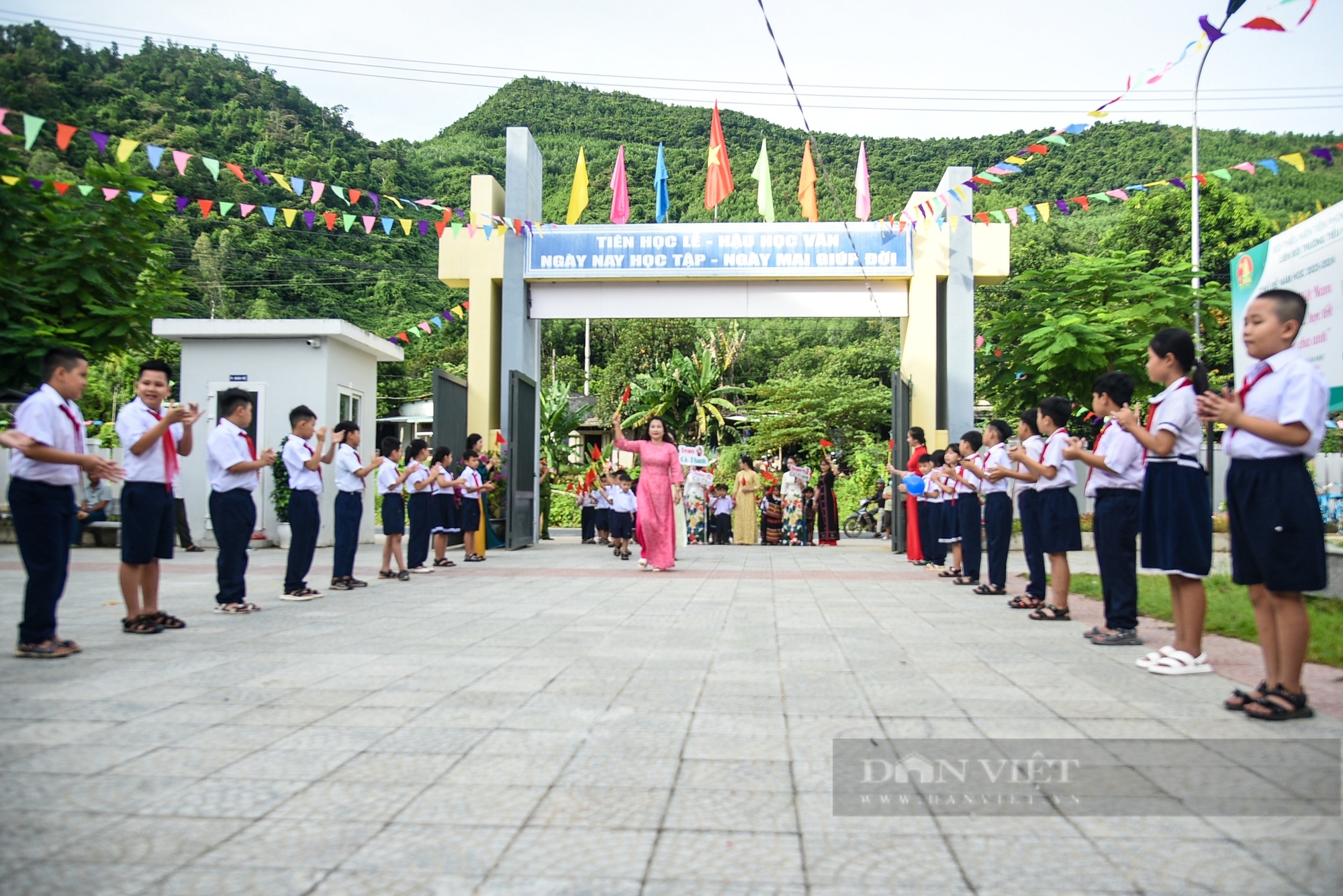 Trẻ em đồng bào Cơ Tu phấn khởi trong lần đầu khai giảng năm học mới- Ảnh 1.