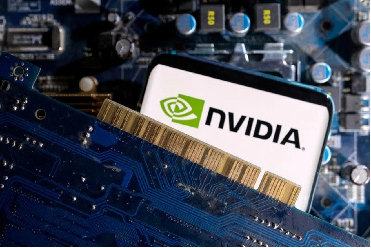 Các nhà phân tích dự kiến ​​Nvidia sẽ vận chuyển hơn 1 triệu chip H20, có giá 12.000-13.000 đô la mỗi chip, đến Trung Quốc trong những tháng tới, trong bối cảnh nước này đang chi mạnh tay cho cơ sở hạ tầng AI. (Nguồn: Reuters)