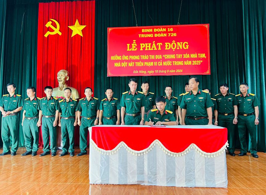 Trung đoàn 726 hưởng ứng phong trào chung tay xoá nhà tạm, nhà dột nát. Ảnh: Hồng Thắm