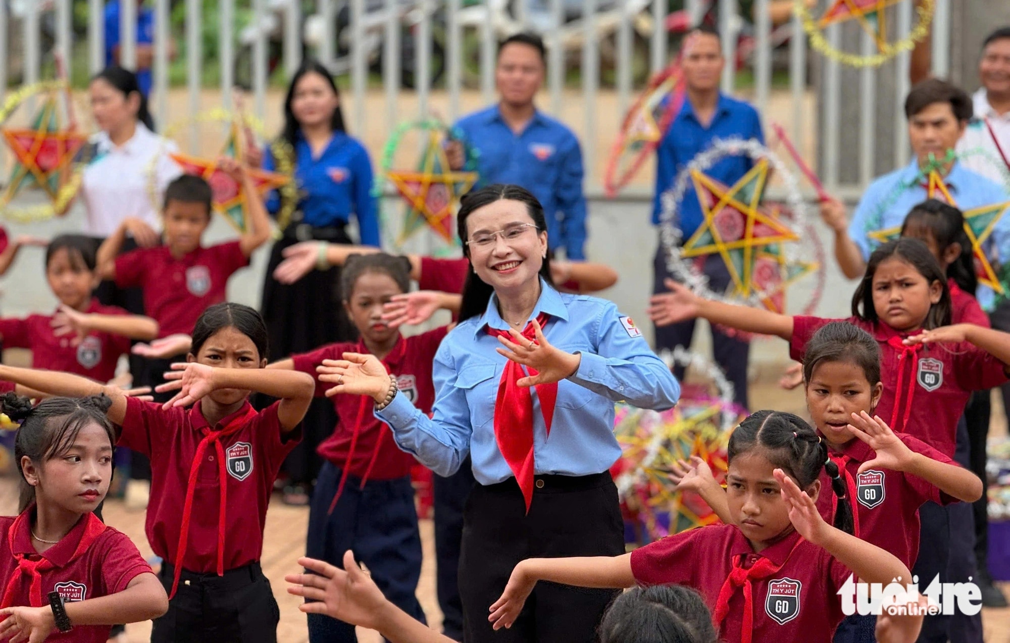 Trung ương Đoàn trao quà trung thu cho thiếu nhi khó khăn ở Tây Nguyên - Ảnh 4.