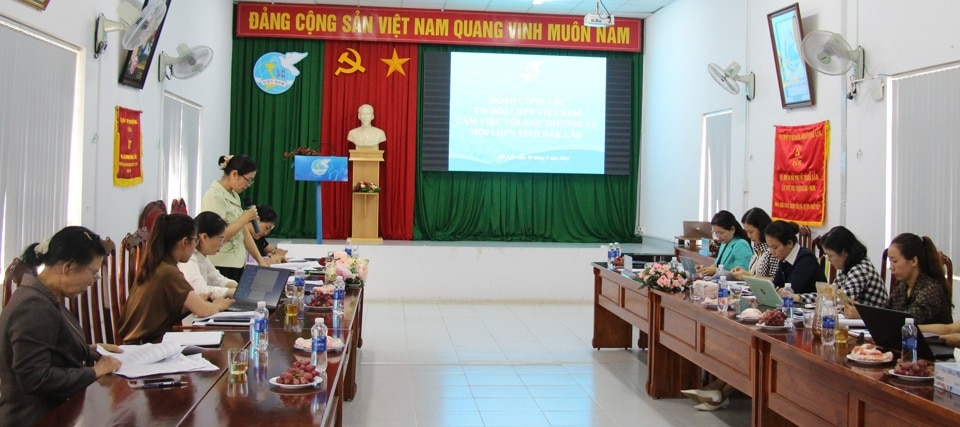 Toàn cảnh buổi làm việc.