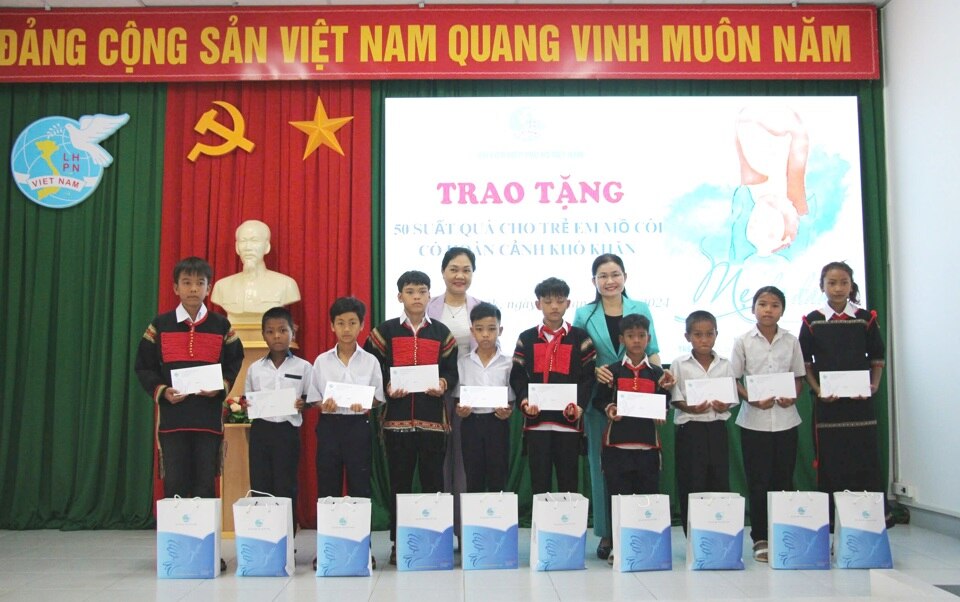 Trung ương Hội Liên hiệp phụ nữ Việt Nam trao tặng 50 suất học bổng và 50 phần quà Tết Trung thu cho học sinh vượt khó học giỏi.