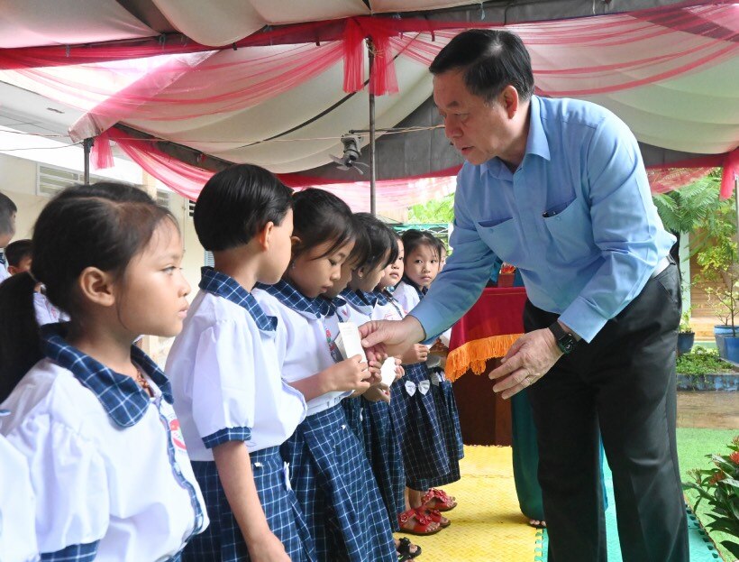 Trưởng Ban Tuyên giáo Trung ương Nguyễn Trọng Nghĩa - trao học bổng cho các em học sinh có hoàn cảnh khó khăn. Ảnh: Thành Nhân