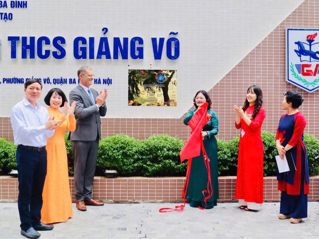 Trường THCS Giảng Võ gắn biển trường có chương trình dạy tiếng Pháp đạt chuẩn quốc tế ảnh 1