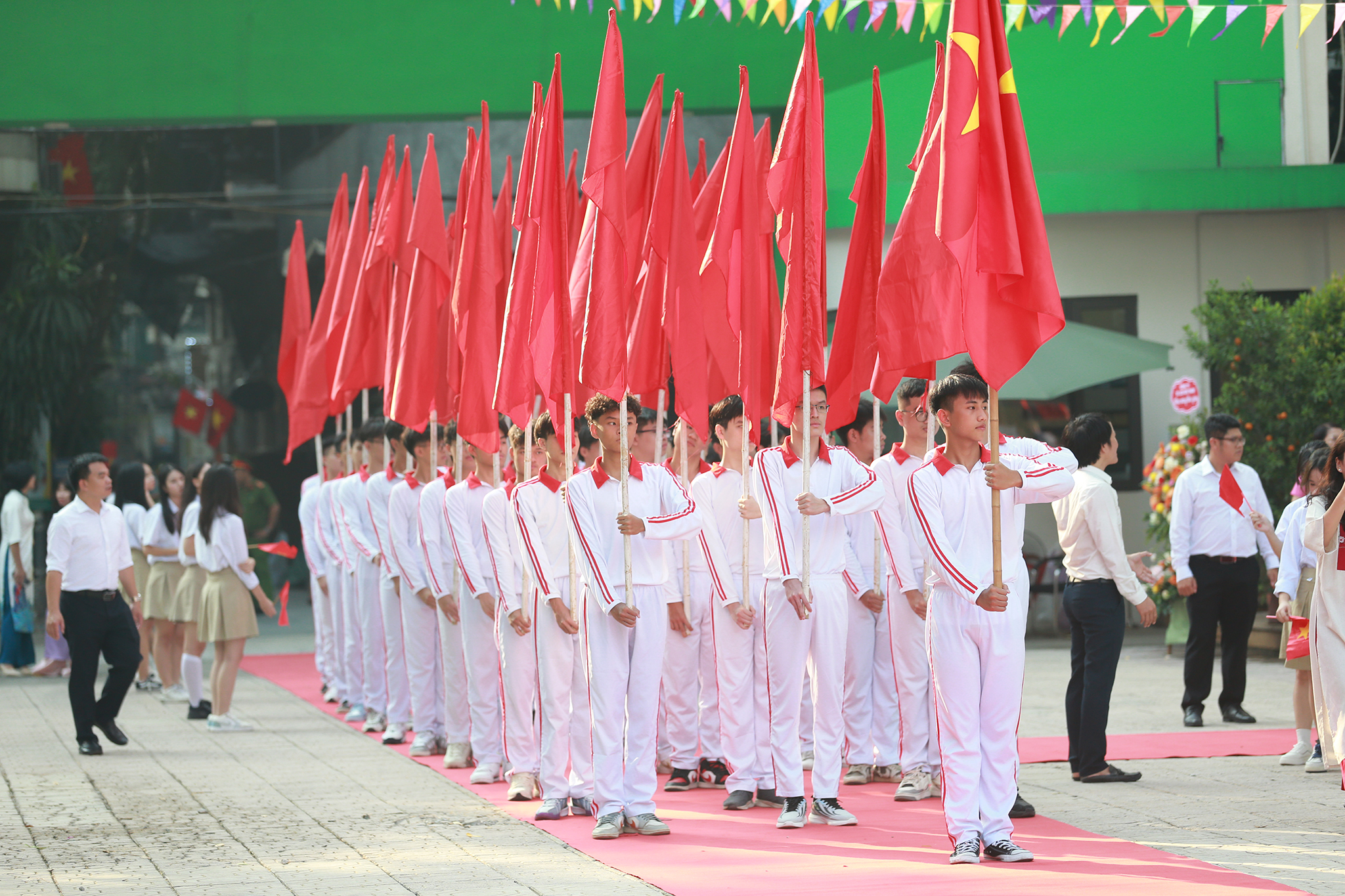 Trường THPT Phan Huy Chú – Đống Đa đón năm học mới với chủ đề:  -0