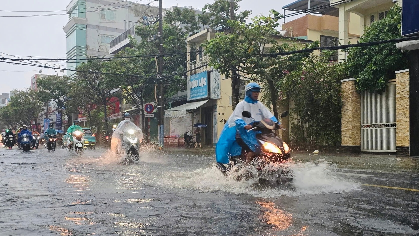 Đà Nẵng: Trường học linh động thông báo cho học sinh nghỉ học ứng phó mưa lũ- Ảnh 1.