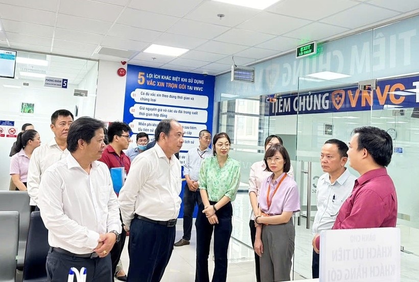 PGS.TS Tăng Chí Thượng (hàng đầu, thứ hai từ trái qua) và Phó giám đốc Trung tâm kiểm soát bệnh tật  TP Hồ Chí Minh - ThS.BS Lê Hồng Nga (áo tím) đến thăm và giám sát việc triển khai chiến dịch tiêm vắc xin sởi miễn phí cho trẻ từ 1-10 tuổi sáng 17/9 tại VNVC Quận 8 ( TP Hồ Chí Minh). Ảnh: Mộc Thảo