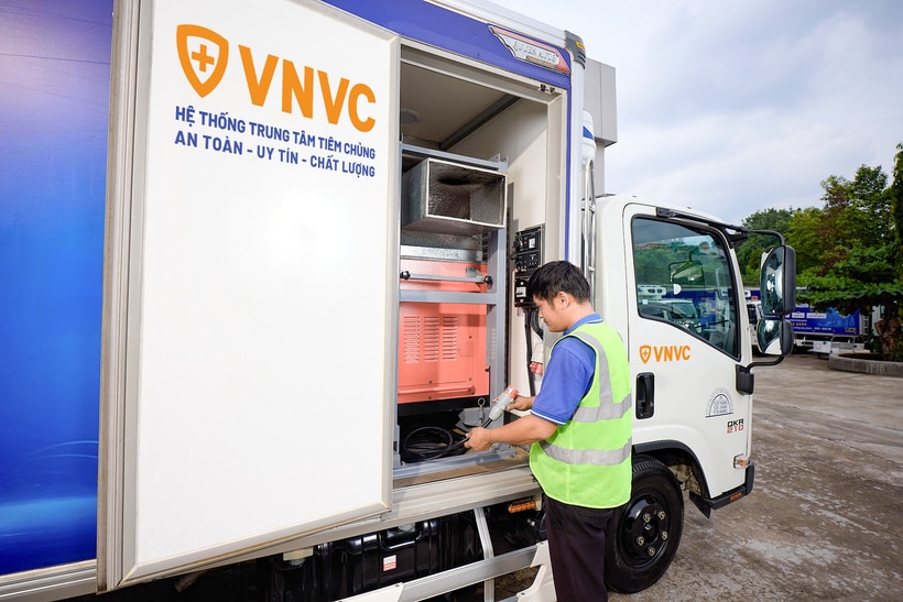 VNVC có hệ thống xe lạnh đạt chuẩn GSP được ví như “Kho lạnh di động” có trang bị máy phát điện dự phòng, luôn đảm bảo vắc xin được vận chuyển, bảo quản trong điều kiện chuẩn.