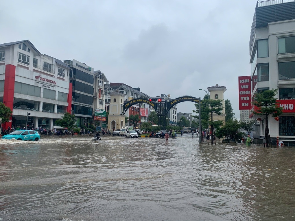 Vài khu đô thị nhà giàu ở Hà Nội ngập trong biển nước, cư dân đi làm muộn - 1