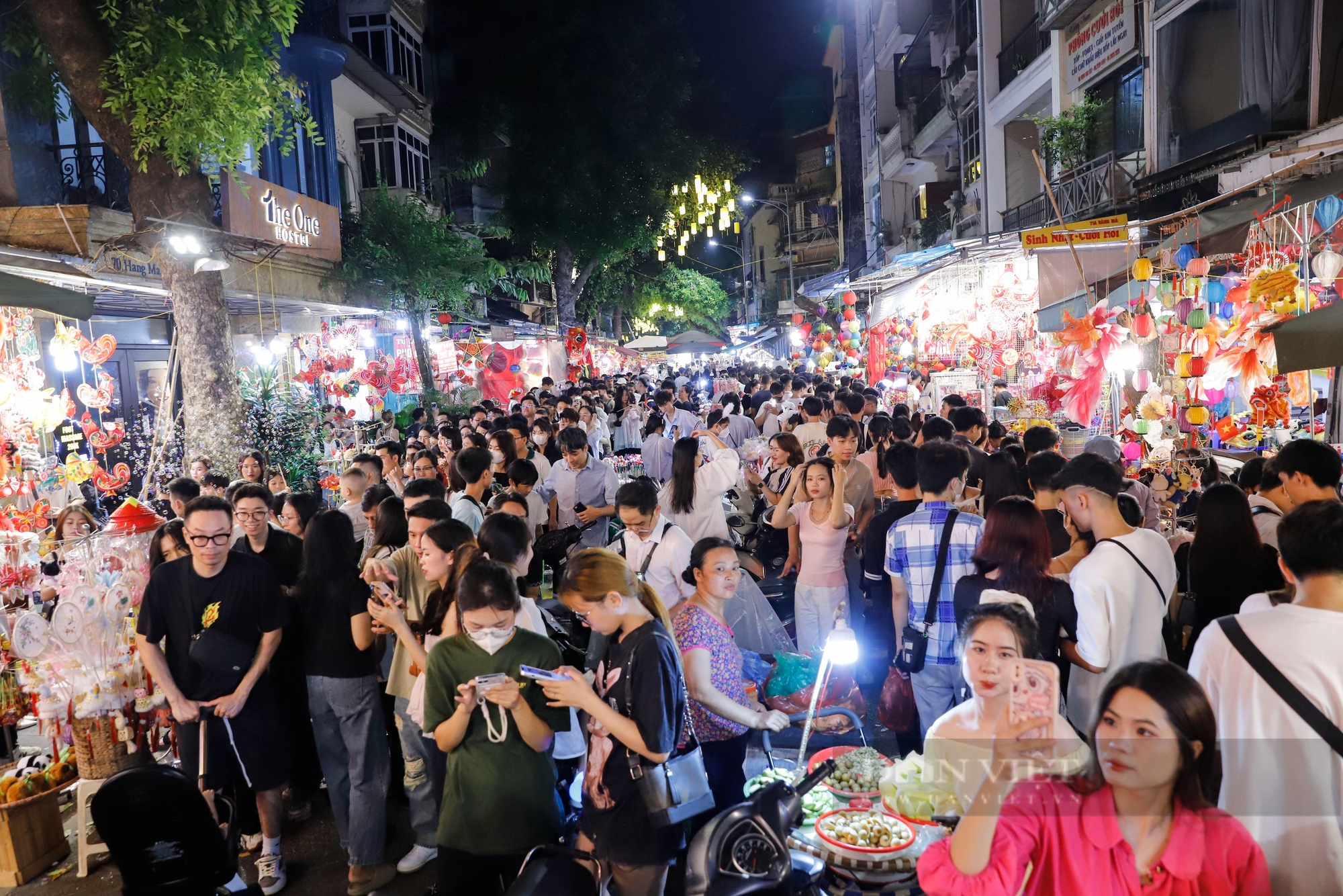 Vạn người chen chúc đêm Trung thu, phố Hàng Mã “thất thủ”- Ảnh 1.